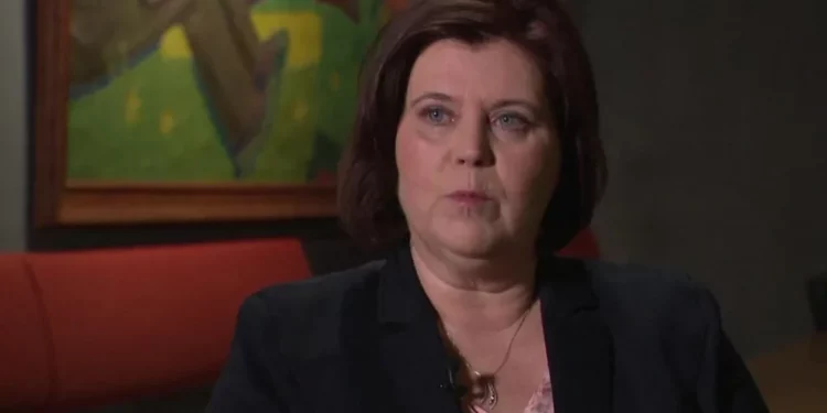 Ministrja islandeze jep dorëheqje, pranon se pati një fëmijë me një adoleshent 30 vjet më parë