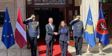 Osmani takohet me homologun letonez, e pret me ceremoni shtetërore
