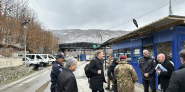 Sorensen shkon në vizitë te një pikë kufitare e përbashkët Kosovë-Serbi: Duhet të rifillojë puna pa vonesa