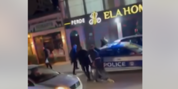 RTK: Shoferët e autobusëve që janë në grevë në Prishtinë përleshen mes vete pastaj edhe me Policinë (Video)