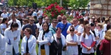 Për 20 deri në 50 euro, Vuçiqi kërkon serbë nga Kosova që të shkojnë në Beograd