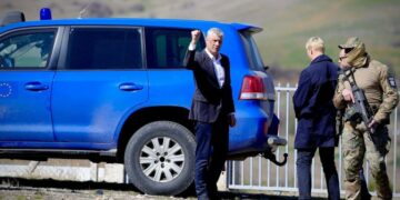 Përfundon vizita e Thaçit tek varri i babait – “mbahu i fortë”, qytetarët dëgjohen duke e ngushëlluar