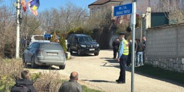 Pas homazheve, Thaçi arrin në shtëpinë e tij në Burojë për të qëndruar me familjen e ngushtë/FOTO