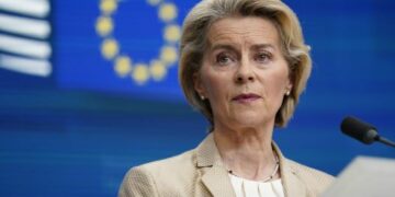 “Qëndro i fortë, trim dhe i patrembur”, von der Leyen del në mbështetje të Zelenskyt