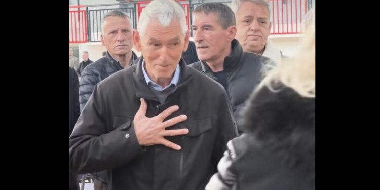 Vëllezërit e Kadri Veselit për homazhe në Skenderaj – shkruajnë në Librin e Zisë