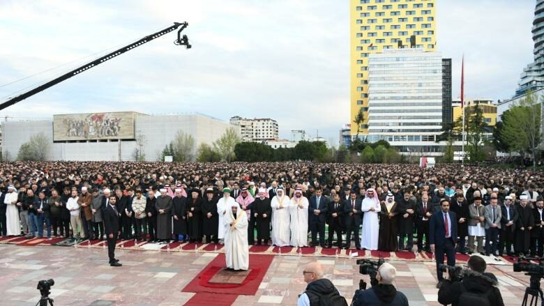 Namazi i Fitër Bajramit në Tiranë falet para kohe, Komuniteti Mysliman del me sqarim