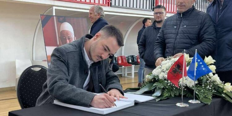 Djali i Kadri Veselit bën homazhe dhe shkruhet në Librin e Zisë për Haxhi Thaçin