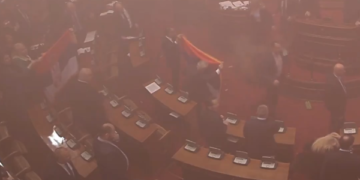Momenti kur një deputete e parlamentit serb goditet me shishe në kokë, dyshohet se sulmi erdhi nga mazhoranca