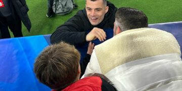 Edhe pse rezultati zhgënjyes, Granit Xhaka takohet me tifozët shqiptarë pas ndeshjes në “Allianz Arena”