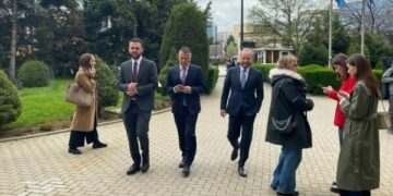 Deputetët po arrijnë në Kuvend për seancën konstituive