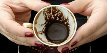 ChatGPT i “zbuloi tradhëtinë” pas leximit të filxhanit, gruaja kërkon divorcin nga burri