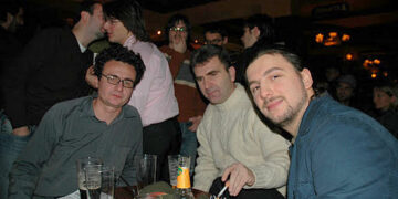 Fotografi e papublikuar më parë, Albin Kurti dhe Memli Krasniqi vite më parë në një lokal në Londër