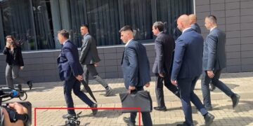 Kurti bojkotohet nga gazetarët, i lëshojnë mikrofonat e kamerat në tokë