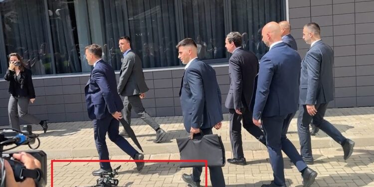 Kurti bojkotohet nga gazetarët, i lëshojnë mikrofonat e kamerat në tokë