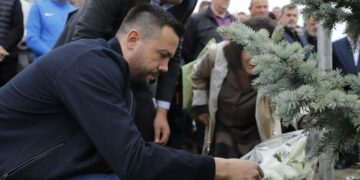 Nënkryetari Arian Tahiri përkujton heroin Shemsi Ahmeti dhe dëshmorët tjerë në përvjetorin e rënies së tyre në Betejën e Melenicës