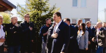 Memli Krasniqi bën homazhe në Prekaz në nderim të Ilaz Kodrës