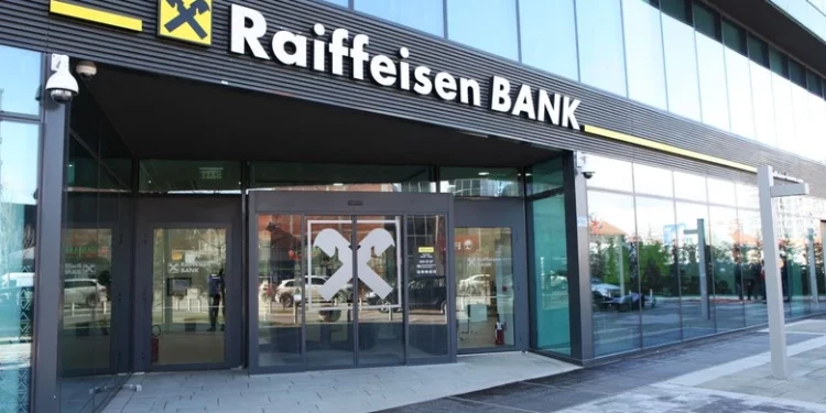 I zhduken 2 mijë euro nga llogaria në Raiffeisen – qytetarja dyshon për keqpërdorim, banka heshti për ditë të tëra