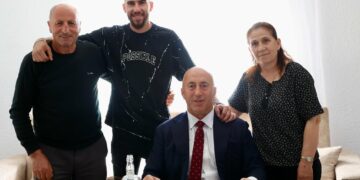 Haradinaj viziton një familje në Klinë për Pashkë: Shqiptarët kanë kremtuar gjithmonë së bashku