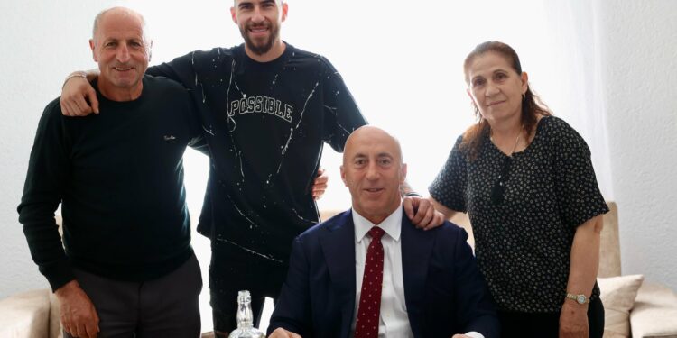 Haradinaj viziton një familje në Klinë për Pashkë: Shqiptarët kanë kremtuar gjithmonë së bashku