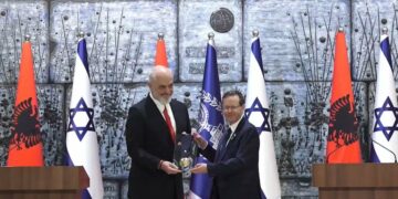 Edi Rama nderohet me medalje presidenciale nga Izraeli