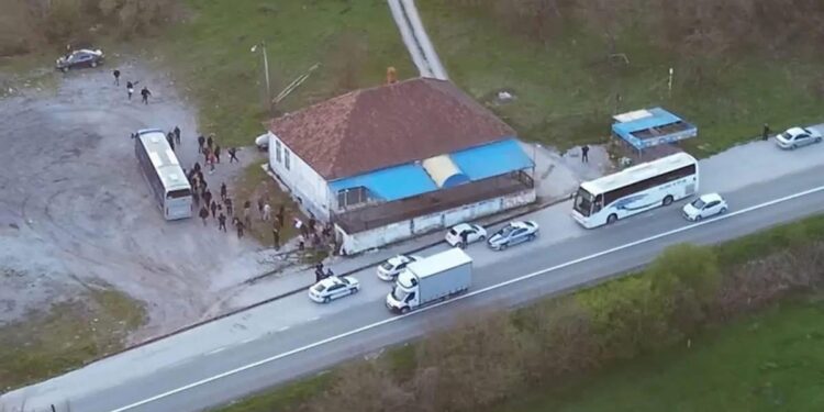 Serbët e nisur në këmbë nga Kosova për në Serbi, kapen duke hipur në autobus