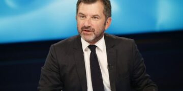 Bushati: Edhe nëse VV arrin të sigurojë 61 vota, Kosova do të ketë një qeveri të dobët