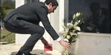 Kurti bën homazhe në Kompleksin përkujtimor të dëshmorëve në Krushë të Madhe, në 26-vjetorin e rënies së tyre