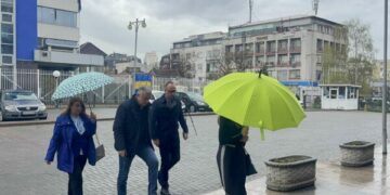 Deputetët e Listës Serbe shkojnë në Kuvend për t’u regjistruar, a do të votojnë për zgjedhjen e kryeparlamentarit?