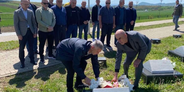 Gjeneral Nuredin Lushtaku përkujton Ilaz Kodrën në 26-vjetorin e rënies heroike: Kontributi i tij i jashtëzakonshëm mbetet i skalitur në kujtesën tonë kombëtare