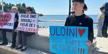 “Ulqini s’është në shitje”, protestë në Ulqin kundër shitjes dhe privatizimit të bregdetit