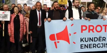 Protestuesit nisen drejt Ministrisë së Ekonomisë: ‘Nuk jemi bankomat’