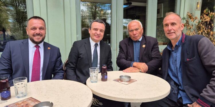 Albin Kurti pi kafe në lokalin e Uran Ismailit të PDK-së