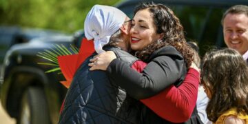 Për Pashkë, Presidentja viziton nënën Stanë Gashi: Tre djem dhe vajza e saj ishin pjesë e UÇK-së