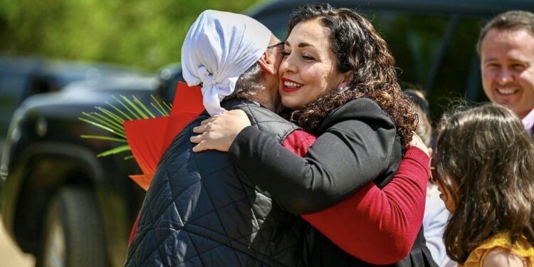 Për Pashkë, Presidentja viziton nënën Stanë Gashi: Tre djem dhe vajza e saj ishin pjesë e UÇK-së