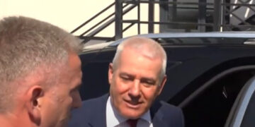 Sveçla, gazetarëve: Ju e dini shumë mirë çka ka me ndodhë nesër