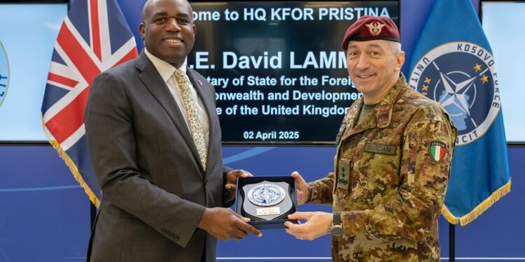 Pas takimit me Osmanin, sekretari i Jashtëm britanik viziton KFOR-in