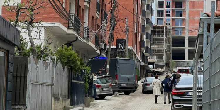 “Familjarët ishin në vendin e ngjarjes” – Detaje të reja për policin që dyshohet se u vetëvra në Prishtinë