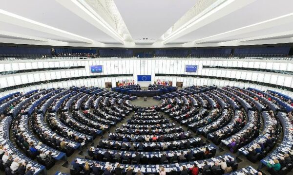 Parlamenti Europian: Shqipëria drejt përmbylljes së negociatave deri në 2027, përshëndesim reformat