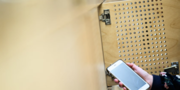 Franca do t’ua ndalojë nxënësve plotësisht telefonat në shkollat e mesme
