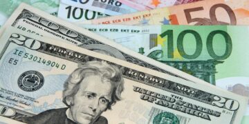 Dollari amerikan shënon rënie më të ulët ndaj euros që nga viti 2022