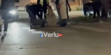 LAJMI I FUNDIT: Aksident në Mitrovicë, biçiklisti përfundon i shtrirë në pasi u godit nga një automjet (VIDEO)