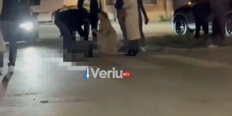 LAJMI I FUNDIT: Aksident në Mitrovicë, biçiklisti përfundon i shtrirë në pasi u godit nga një automjet (VIDEO)