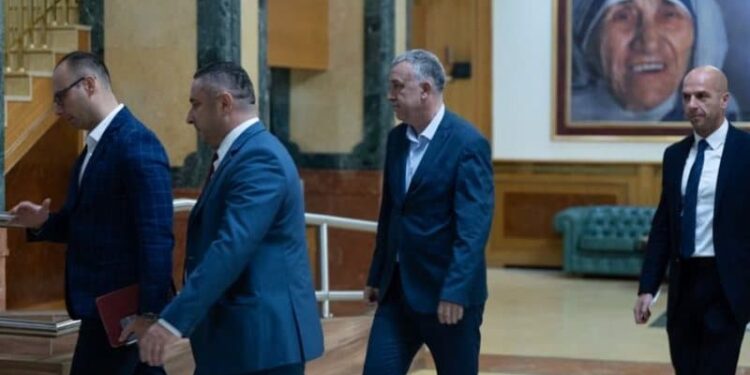 “Gënjeshtër e pastër, ndoshta është dëshirë e tyre”, Lista Serbe: S’e votojmë qeverinë Kurti