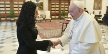 Osmani: Populli i Kosovës u bashkohet miliona njerëzve në zi për vdekjen e Papës, trashëgimia e tij do të jetojë në pafundësi