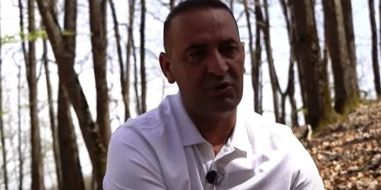 “Një ushtar e murr qeben me mlu Shkëlzenin, Ramushi i tha hekja se qebja i vyn ushtarit të gjallë”, rrëfimi i padëgjuar i Daut Haradinajt për luftën