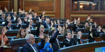 Shefi rrinte i heshtur, deputetët e tij garantonin: “I kemi numrat”, “patjetër që i kemi”, “63”, “Glauk Konjufca Kryeparlamentar”