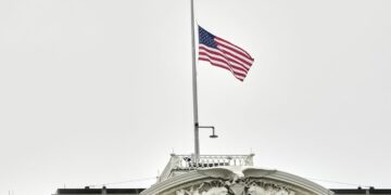 Në nder të Papës, flamujt në SHBA në gjysmë shtizë me urdhër të Trump