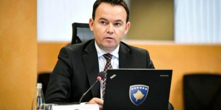 “Zbutet” Peci: Kosovës i duhet një qeveri me koalicion me shumicë shqiptare
