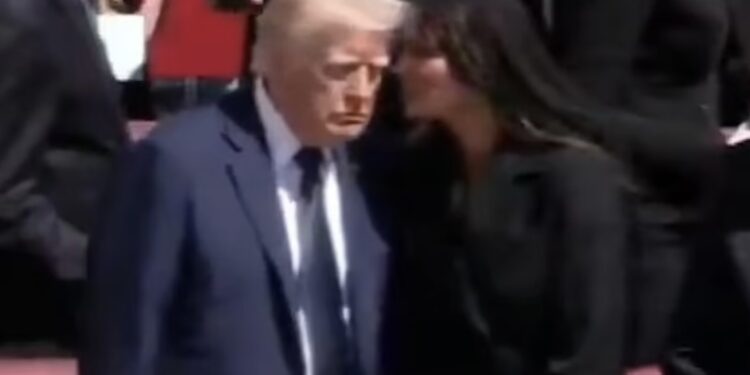 Melania i pëshpëriti Trumpit në vesh gjatë varrimit të Papës, lexuesi i buzëve zbulon se çfarë i tha