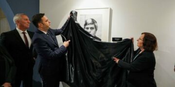 Zbulohet pllaka përkujtimore e Ismet Rracit, Abdixhiku: Trashëgimia politike e tij vazhdon të jetojë brenda LDK’së